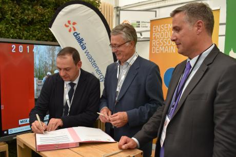 La signature de la convention par EDF et Dalkia Wasternergy