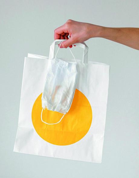 Déposez les déchets Covid-19 du jour dans un sac en tissu avant de les transvider dans le sac plastique
