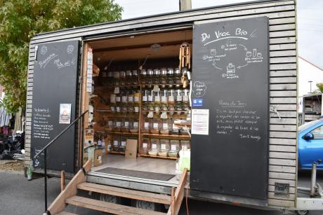 Une camionnette proposant du vrac est présente sur le marché de Somain tous les jeudis matin