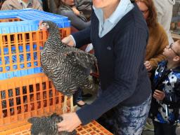 Les participants à l'opération viennet chercher leur duo de poules